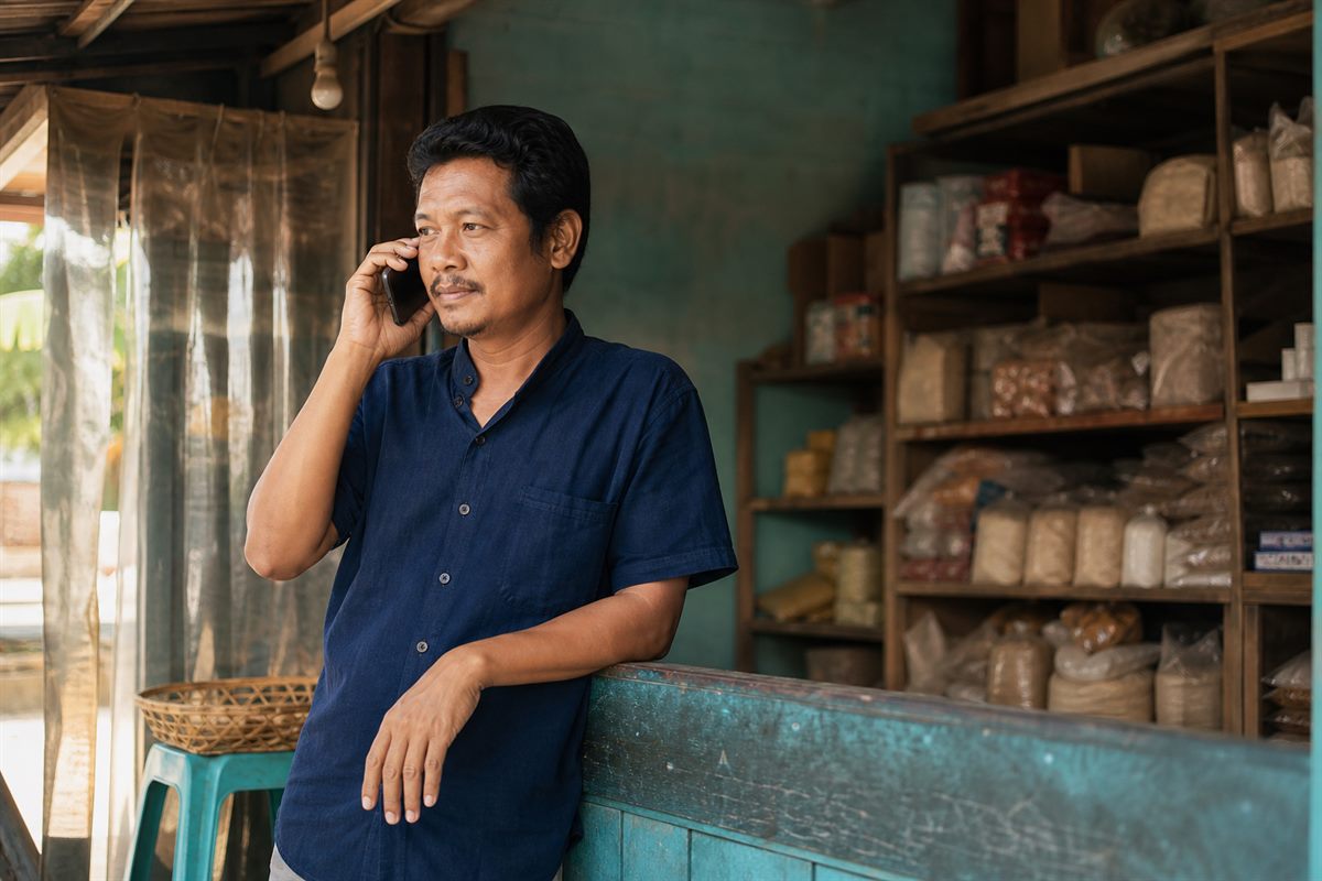 Pemilik kedai makanan menyiapkan daftar menu sambil memeriksa bahan di dapur