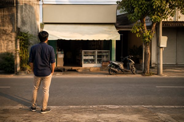 Pemilik usaha menimbang dua pilihan pengembangan usaha dengan catatan angka di depannya